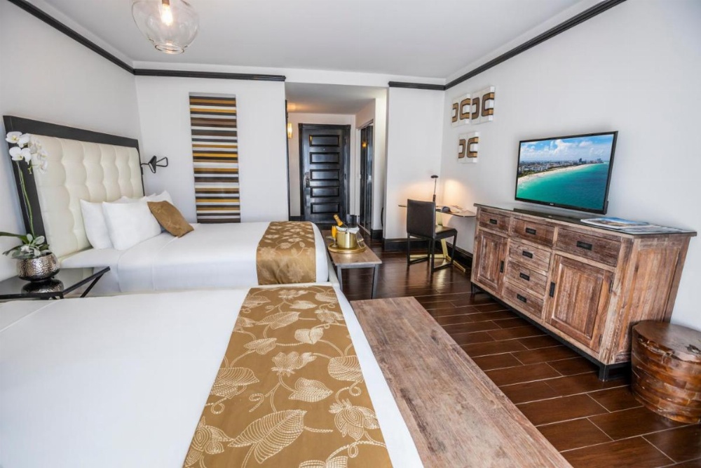 Room with Two Queen Beds (4 Adults)